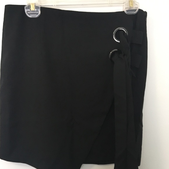 Black mini skirt - Picture 2 of 4